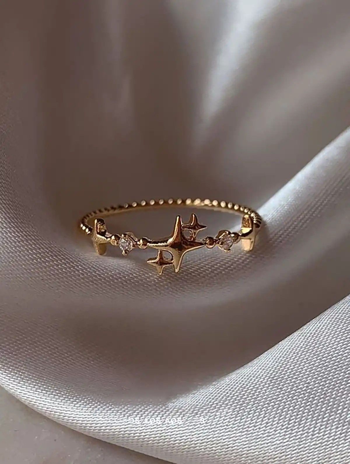 Anillo dorado delicado con estrella