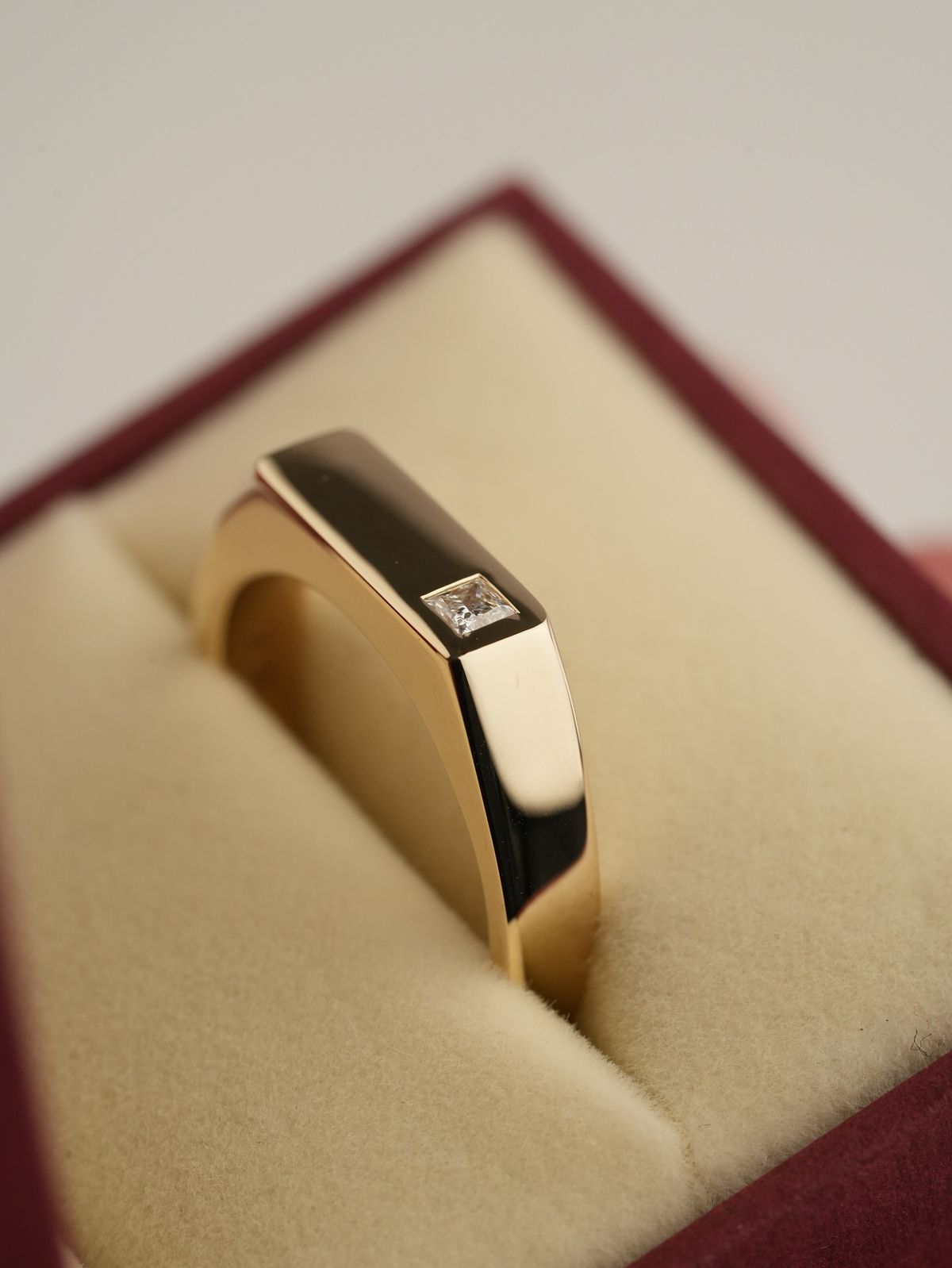 Anillo tipo sello dorado