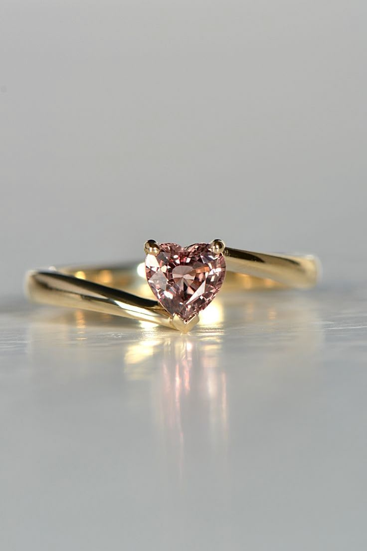 Anillo dorado con piedra corazón rosa