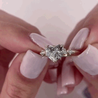 Anillo personalizado en dedos