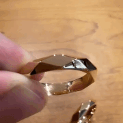 Cliente usando anillo personalizado